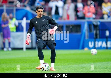 Köln, Deutschland. Juni 2024. Köln, Deutschland, 19. Juni 2024: Yann Sommer (1 Schweiz) beim warm Up vor der UEFA EURO 2024 Germany Group Ein Fußballspiel zwischen Schottland und der Schweiz im Kölner Stadion. (Daniela Porcelli/SPP) Credit: SPP Sport Press Photo. /Alamy Live News Stockfoto