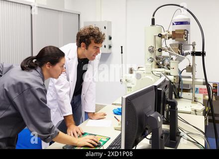 Elektronenmikroskop JSM 7000F Thermal-FEG-REM Mikrostrukturanalyse elektronenmikroskopische Darstellung und Verteilung von Zementit in Medium c Stockfoto