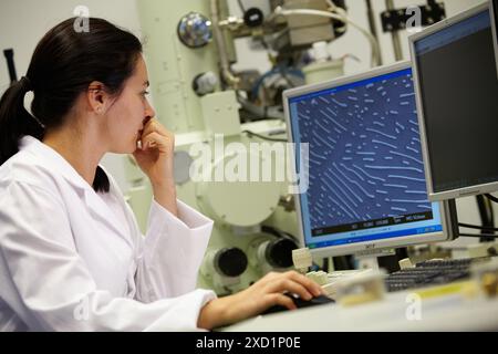 Elektronenmikroskop JSM 7000F Thermal-FEG-REM Mikrostrukturanalyse elektronenmikroskopische Darstellung und Verteilung von Zementit in Medium c Stockfoto