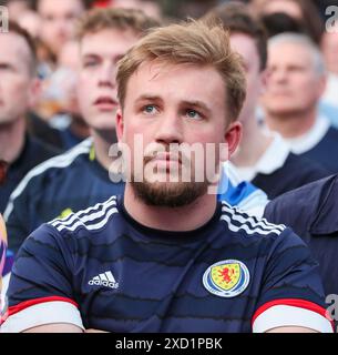 Glasgow, Großbritannien. Juni 2024. UK. Während Schottland im Kölner Stadion gegen die Schweiz spielte, versammelten sich fast 1000 schottische Fans in der Fanzone von Baed, Calton, Glasgow, um das Spiel zu sehen. Das Spiel war voller Drama, wie die Ausdrücke der Fans zeigten, insbesondere als McTominay zuerst für Schottland und dann Shagiri für die Schweiz erzielte. Das Spiel endete mit 1:1. Quelle: Findlay/Alamy Live News Stockfoto