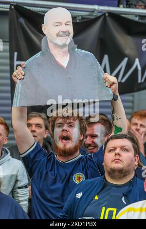 Glasgow, Großbritannien. Juni 2024. UK. Während Schottland im Kölner Stadion gegen die Schweiz spielte, versammelten sich fast 1000 schottische Fans in der Fanzone von Baed, Calton, Glasgow, um das Spiel zu sehen. Das Spiel war voller Drama, wie die Ausdrücke der Fans zeigten, insbesondere als McTominay zuerst für Schottland und dann Shagiri für die Schweiz erzielte. Das Spiel endete mit 1:1. Quelle: Findlay/Alamy Live News Stockfoto