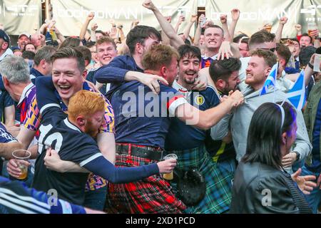 Glasgow, Großbritannien. Juni 2024. UK. Während Schottland im Kölner Stadion gegen die Schweiz spielte, versammelten sich fast 1000 schottische Fans in der Fanzone von Baed, Calton, Glasgow, um das Spiel zu sehen. Das Spiel war voller Drama, wie die Ausdrücke der Fans zeigten, insbesondere als McTominay zuerst für Schottland und dann Shagiri für die Schweiz erzielte. Das Spiel endete mit 1:1. Quelle: Findlay/Alamy Live News Stockfoto