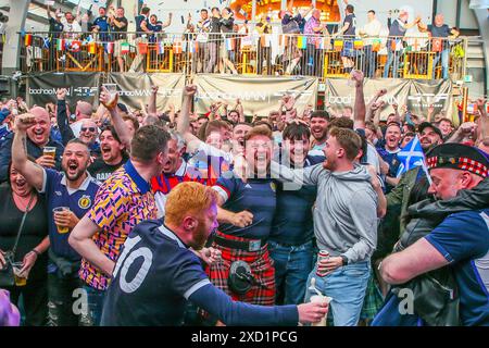 Glasgow, Großbritannien. Juni 2024. UK. Während Schottland im Kölner Stadion gegen die Schweiz spielte, versammelten sich fast 1000 schottische Fans in der Fanzone von Baed, Calton, Glasgow, um das Spiel zu sehen. Das Spiel war voller Drama, wie die Ausdrücke der Fans zeigten, insbesondere als McTominay zuerst für Schottland und dann Shagiri für die Schweiz erzielte. Das Spiel endete mit 1:1. Quelle: Findlay/Alamy Live News Stockfoto