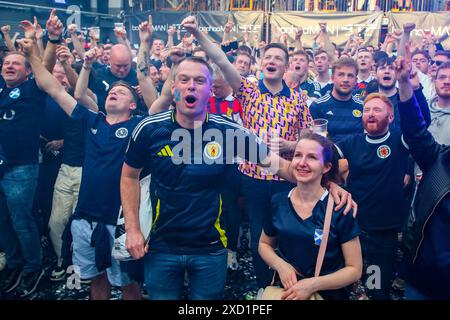 Glasgow, Großbritannien. Juni 2024. UK. Während Schottland im Kölner Stadion gegen die Schweiz spielte, versammelten sich fast 1000 schottische Fans in der Fanzone von Baed, Calton, Glasgow, um das Spiel zu sehen. Das Spiel war voller Drama, wie die Ausdrücke der Fans zeigten, insbesondere als McTominay zuerst für Schottland und dann Shagiri für die Schweiz erzielte. Das Spiel endete mit 1:1. Quelle: Findlay/Alamy Live News Stockfoto