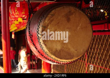 In der Ecke eines chinesischen Tempels in Petak 9, Glodok, Jakarta, hängt eine große traditionelle Trommel aus Holz, Ochsen- oder Büffelfell. Stockfoto