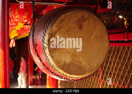 In der Ecke eines chinesischen Tempels in Petak 9, Glodok, Jakarta, hängt eine große traditionelle Trommel aus Holz, Ochsen- oder Büffelfell. Stockfoto