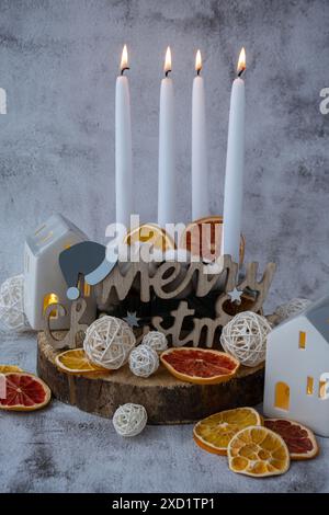 Frohe Weihnachten Holzbotschaft vier Adventskerzen Kalender mit Weihnachtsdekoration ohne Abfall. Textbereich für die Weihnachtsvorbereitung. Katholische Traditionen des Weihnachtszählens Neujahr Winterferien Stockfoto