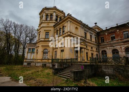 Alte Ruine verlassener Palast des Großfürsten Michail Nikolajewitsch Romanov. Schloss Michailowka in Peterhof. Stockfoto