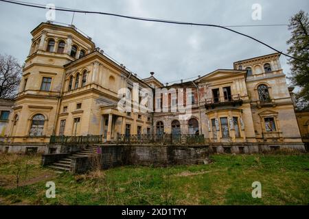 Alte Ruine verlassener Palast des Großfürsten Michail Nikolajewitsch Romanov. Schloss Michailowka in Peterhof. Stockfoto