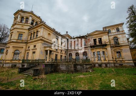 Alte Ruine verlassener Palast des Großfürsten Michail Nikolajewitsch Romanov. Schloss Michailowka in Peterhof. Stockfoto