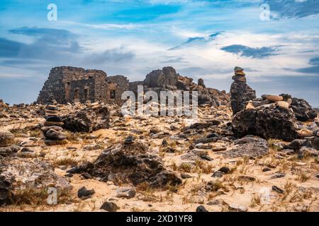 Verlassene historische Bushiribana Mine am Strand von Aruba Stockfoto