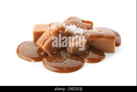 Leckere Süßigkeiten mit Karamellsauce und Meersalz isoliert auf weiß Stockfoto