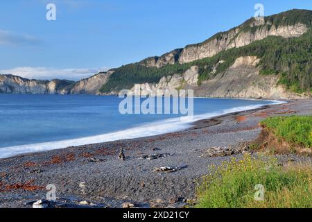 Forillon National Canada Park Cap des Rosiers Strand bedeckt mit Kieselsteinen. Saint-Lawrence Golf und Berge im Hintergrund. Ostkanadische Meere Stockfoto