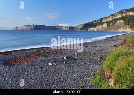 Forillon National Canada Park Cap des Rosiers Strand bedeckt mit Kieselsteinen. Saint-Lawrence Golf und Berge im Hintergrund. Ostkanadische Meere Stockfoto