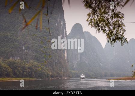 Landschaft von Guilin, Li Fluss und Karst Berge. In der Nähe von Guilin, Guangxi, China. Stockfoto