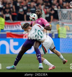 Stuttgart. Juni 2024. Antonio Rudiger (hinterer) streitet mit Roland Sallai (Ungarn) während des UEFA Euro 2024 Gruppenspiels zwischen Deutschland und Ungarn am 19. Juni 2024 in Stuttgart. Quelle: Philippe Ruiz/Xinhua/Alamy Live News Stockfoto