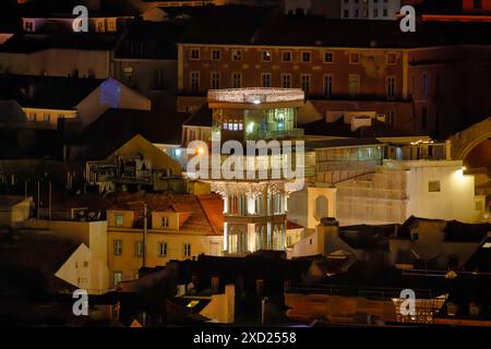 Nachtaufnahme von oben auf dem beleuchteten Elevador de Santa Justa in der Altstadt von lissabon Stockfoto