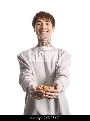 Mann, der eine Schüssel mit Müsliringen auf weißem Hintergrund hält Stockfoto