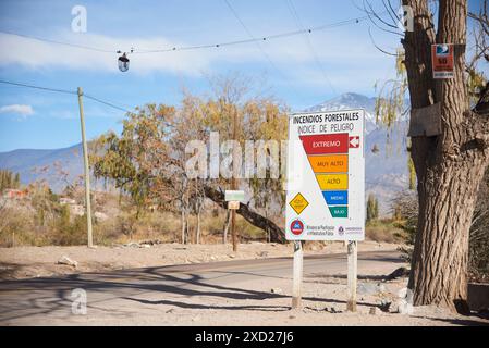 5. Juni 2023, Potrerillos, Mendoza, Argentinien: Informationsschild zur Kennzeichnung des Waldbrandgefährdungsindex in der Region. Der Pfeil zeigt ein extremes Risiko an. Stockfoto