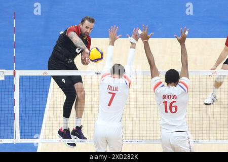 Pasay City, Philippinen. Juni 2024. György Grozer [9, Schwarz] aus Deutschland spitzt den Ball in Richtung Frankreich während des VNL-Spiels 2024. (Foto: Dennis Jerome Acosta/Pacific Press) Credit: Pacific Press Media Production Corp./Alamy Live News Stockfoto