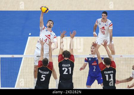 Pasay City, Philippinen. Juni 2024. Jean Patry [4, White] aus Frankreich versucht, während ihres VNL-Spiels über eine Mauer deutscher Spieler zu springen. (Foto: Dennis Jerome Acosta/Pacific Press) Credit: Pacific Press Media Production Corp./Alamy Live News Stockfoto