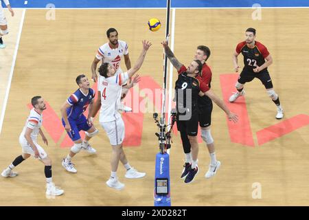 Pasay City, Philippinen. Juni 2024. Jean Patry [4, weiß] aus Frankreich und György Grozer [9, Schwarz] aus Deutschland kämpfen um einen Freiball während ihres VNL-Spiels. (Foto: Dennis Jerome Acosta/Pacific Press) Credit: Pacific Press Media Production Corp./Alamy Live News Stockfoto