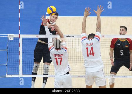 Pasay City, Philippinen. Juni 2024. Tobias Brand [22, Black] aus Deutschland spitzt den Ball in Richtung Frankreich während des VNL 2024-Spiels. (Foto: Dennis Jerome Acosta/Pacific Press) Credit: Pacific Press Media Production Corp./Alamy Live News Stockfoto