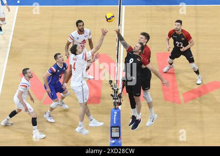 Pasay City, Metro Manila, Philippinen. Juni 2024. Jean Patry [4, weiß] aus Frankreich und GyÃ¶rgy Grozer [9, Schwarz] aus Deutschland kämpfen während ihres VNL-Spiels um einen Freiball. (Kreditbild: © Dennis Jerome Acosta/Pacific Press via ZUMA Press Wire) NUR REDAKTIONELLE VERWENDUNG! Nicht für kommerzielle ZWECKE! Stockfoto