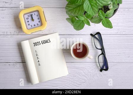 2025 Ziele auf Notizblock. Draufsicht. Neujahrsziele, Plan und Maßnahmenkonzept. Stockfoto