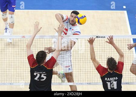 Pasay City, Metro Manila, Philippinen. Juni 2024. Yacine Louati [19, weiß] aus Frankreich treibt den Ball auf zwei deutsche Spieler während ihres VNL-Spiels. (Kreditbild: © Dennis Jerome Acosta/Pacific Press via ZUMA Press Wire) NUR REDAKTIONELLE VERWENDUNG! Nicht für kommerzielle ZWECKE! Stockfoto