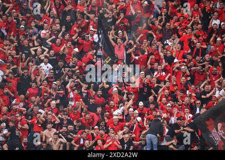 Hamburg, Deutschland. Juni 2024. Die Fans Albaniens sahen während des Gruppenspiels der UEFA Euro 2024 zwischen Kroatien und Albanien im Volksparkstadion jubeln. Endpunktzahl; Kroatien 2:2 Albanien. (Foto: Sergei Mikhailichenko/SOPA Images/SIPA USA) Credit: SIPA USA/Alamy Live News Stockfoto