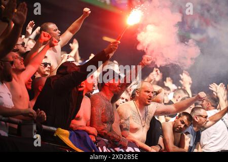 Hamburg, Deutschland. Juni 2024. Die Fans Kroatiens sahen während des Gruppenspiels der UEFA Euro 2024 zwischen Kroatien und Albanien im Volksparkstadion jubeln. Endpunktzahl; Kroatien 2:2 Albanien. Quelle: SOPA Images Limited/Alamy Live News Stockfoto