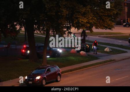 Milwaukee, Wi, USA. Juni 2024. Milwaukee Polizei und Sheriff kümmern sich um einen Verletzten nach mehreren Schüssen im Washington Park in Milwaukee, Mittwoch, den 19. Juni. (Kreditbild: © Pat A. Robinson/ZUMA Press Wire) NUR REDAKTIONELLE VERWENDUNG! Nicht für kommerzielle ZWECKE! Stockfoto