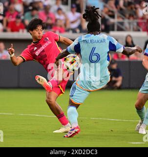 St. Louis, USA. Juni 2024. Der Mittelfeldspieler Hosei Kijima (85) aus St. Louis City und der Verteidiger Lalas Abubakar aus Colorado Rapids (6) kämpfen um den Ball. STL City veranstaltete die Colorado Rapids am Mittwoch, den 19. Juni 2024, im STL Citypark Stadium in St. Louis, MO. Foto: Tim Vizer/SIPA USA Credit: SIPA USA/Alamy Live News Stockfoto