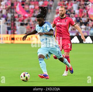 St. Louis, USA. Juni 2024. Der Colorado Rapids-Verteidiger Lalas Abubakar (6, links) bringt den Ball vor Stürmer Joao Klauss (9)STL City war Gastgeber der Colorado Rapids in einem Major League Soccer-Spiel im STL Citypark Stadium in St. Louis, MO am Mittwoch, den 19. Juni 2024. Foto: Tim Vizer/SIPA USA Credit: SIPA USA/Alamy Live News Stockfoto