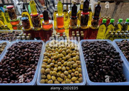 Oliven und Honig zum Verkauf auf dem öffentlichen Markt, Altstadt, Kotor, Montenegro Stockfoto