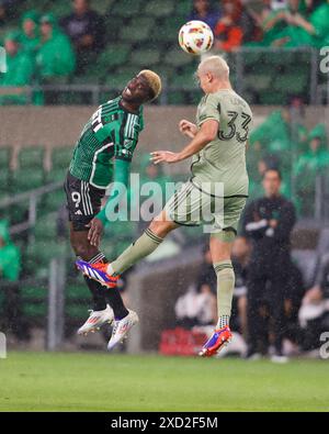 Austin, Texas, USA. Juni 2024. Austin FC Stürmer Gyasi Zardes (9) und Los Angeles FC Verteidiger Aaron Long (33) springen den Ball während eines Major League Soccer Matches am 19. Juni 2024 in Austin. Das Spiel endete mit 1-1 Unentschieden, nachdem LAFC in der 90. Minute einen Equalizer erzielte. (Kreditbild: © Scott Coleman/ZUMA Press Wire) NUR REDAKTIONELLE VERWENDUNG! Nicht für kommerzielle ZWECKE! Quelle: ZUMA Press, Inc./Alamy Live News Stockfoto