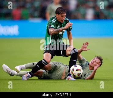 Austin, Texas, USA. Juni 2024. Der Verteidiger Guilherme Biro (29) des FC Austin spielt sich mit Nathan Ordaz (27) bei einem Major League Soccer Spiel am 19. Juni 2024 in Austin. Das Spiel endete mit 1-1 Unentschieden, nachdem LAFC in der 90. Minute einen Equalizer erzielte. (Kreditbild: © Scott Coleman/ZUMA Press Wire) NUR REDAKTIONELLE VERWENDUNG! Nicht für kommerzielle ZWECKE! Quelle: ZUMA Press, Inc./Alamy Live News Stockfoto