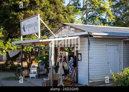 Antiquitätenladen in Australien, Luther and Co Antiquitätenladen und Vintage-Waren-Shop in Newrybar, Nord-New South Wales, Australien Stockfoto