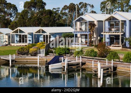 Ferienwohnungen und Apartments am Wasser im Herzen der Gippsland Lakes - Paynesville, Victoria, Australien Stockfoto