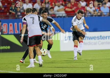 Frisco, Texas, USA. Juni 2024. FC Dallas Angreifer LOGAN FARRINGTON (23) tritt den Ball und erzielt das fünfte Tor für den FC Dallas, als MICHAEL BOXALL (15) von Minnesota United am Mittwoch im Toyota Stadium in Frisco versucht, in der zweiten Spielhälfte gegen Minnesota United FC zu blockieren. (Kreditbild: © Brian McLean/ZUMA Press Wire) NUR REDAKTIONELLE VERWENDUNG! Nicht für kommerzielle ZWECKE! Quelle: ZUMA Press, Inc./Alamy Live News Stockfoto