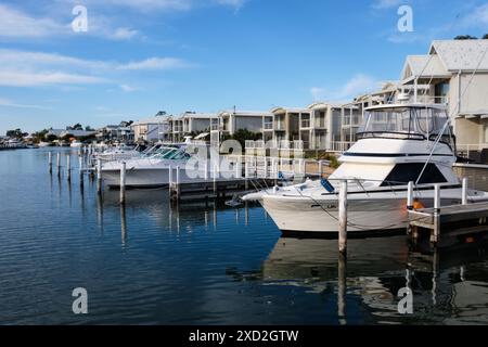 Ferienwohnungen und Apartments am Wasser im Herzen der Gippsland Lakes - Paynesville, Victoria, Australien Stockfoto