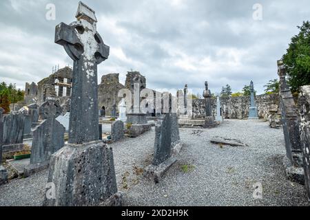 Keltische Steinkreuze auf dem Friedhof in der Nähe der Ruinen der mittelalterlichen Abtei. Cong, County Mayo, Irland Stockfoto