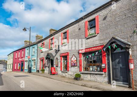 Farbenfrohe Häuser entlang der Hauptstraße in Cong. Co. Mayo, Irland Stockfoto