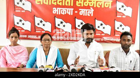 PATNA, INDIEN - 19. JUNI: CPI-ML MLA Sandip Saurav mit der Partei MLC Shashi Sharma, eine Pressekonferenz im Daroga Prasad Rai Path am 19. Juni 2024 in Patna, Indien. (Foto: Santosh Kumar/Hindustan Times/SIPA USA) Stockfoto