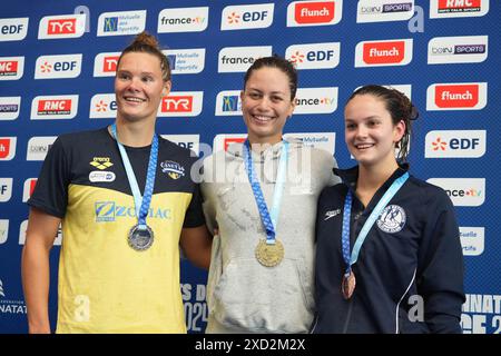 MAHIEU Pauline VON CANET 66 NATATION , TEREBO Emma VON AMIENS METROPOLE NAT und GUITON Lou-Anne VOM STADE BÉTHUNE PéLICAN CLUB PODIUM 200 M Rückschläge bei den französischen Schwimmmeisterschaften 2024 am 19. Juni 2024 im Odyssée Aquatic Complex in Chartres, Frankreich - Foto Laurent Lairys / ABACAPRESS. KOM Stockfoto