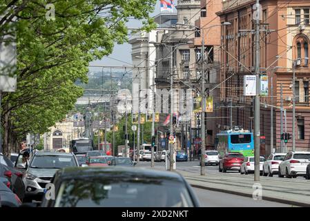 Die Nemanjina Straße in Belgrad zeigt die elektrischen Kabel für Busse und Straßenbahnen. April 2024. Stockfoto