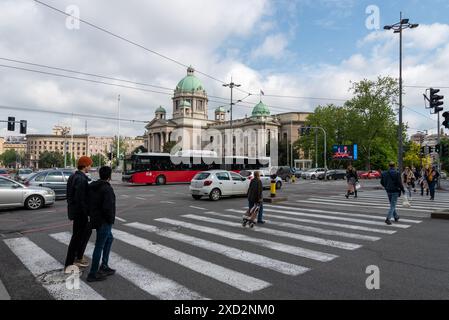 Zebraüberquerung in der Nähe des Hauses der Nationalversammlung der Republik Serbien, Parlamentsgebäude im Zentrum von Belgrad. April 2024. Stockfoto