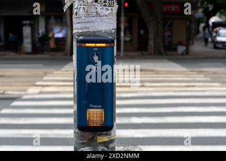 Fußgängerüberquerung mit elektronischer Drucktastenkonsole in Belgrad, Serbien. April 2024. Stockfoto