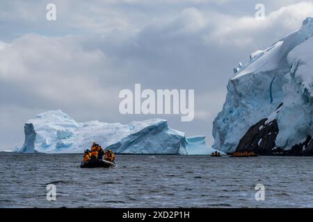 Graham Passage, Antarktische Halbinsel - 1. Februar 2024. Mit Zodiacs, antarktischer Touristenfahrt um die Gewässer der Graham Passage auf der antarktischen Halbinsel Stockfoto